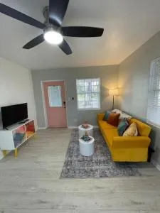 Colorful home St Petersburg - 皮内拉斯公园