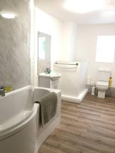 Farmhouse - Sleeps 6 & Pets Allowed