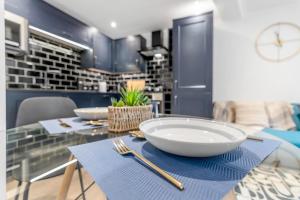 Seven Space Nadler Apartments