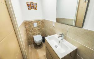 Appartements Awesome Apartment In Narbonne With Wifi : photos des chambres