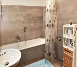 Modernes Apartment mit Balkon