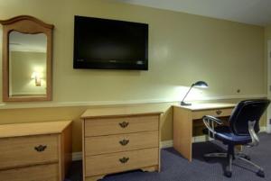 King Suite - Non Smoking room in Edinburg Executive Inn