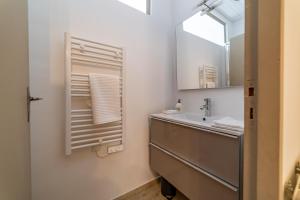 Un pied à terre avec terrasse à la Cathédrale - Une Nuit à Nîmes