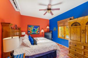 Casa Juanchi Mountain views and just steps from restaurants, pool, and the beach of Loreto Bay