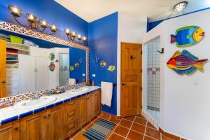 Casa Juanchi Mountain views and just steps from restaurants, pool, and the beach of Loreto Bay