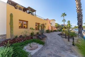 Casa Juanchi Mountain views and just steps from restaurants, pool, and the beach of Loreto Bay