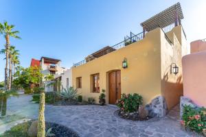 Casa Juanchi Mountain views and just steps from restaurants, pool, and the beach of Loreto Bay