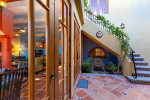Casa Juanchi Mountain views and just steps from restaurants, pool, and the beach of Loreto Bay