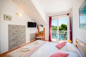 Sunny Days Sara - ZF Hvar