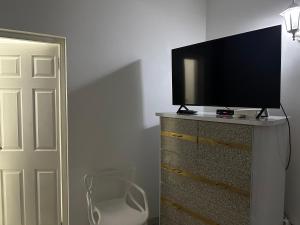 Sleeps2 - Private Pool - King Bed - AirCon