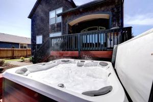 New Listing! 3 Bedroom with Hot Tub