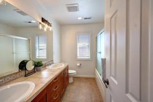 New Listing! 3 Bedroom with Hot Tub