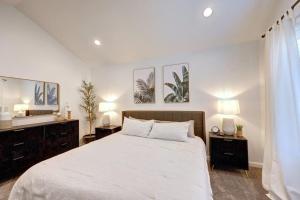 New Listing! 3 Bedroom with Hot Tub