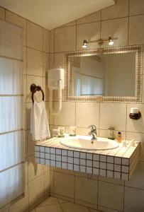 Hotels Logis Arts et Terroirs : Chambre Triple