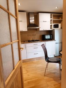 Elegant Old Town Toffee Bliss Apartment, SELF Check-In, Steps from Bus Station