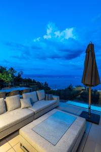 Villa Aura Caesar - 5 Bedroom villa - Ultra modern and luxurious - Stunning sea and town views 