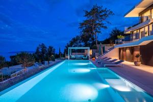 Villa Aura Caesar - 5 Bedroom villa - Ultra modern and luxurious - Stunning sea and town views