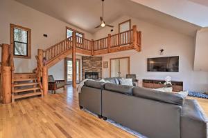 Hot Tub and Mtn View Dog-Friendly Payson Getaway!