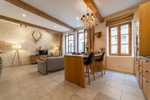 L'élégance de la pierre au pied de la Maison Carrée - Une Nuit à Nîmes - Nîmes