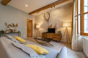 Lélégance de la pierre au pied de la Maison Carrée - Une Nuit à Nîmes