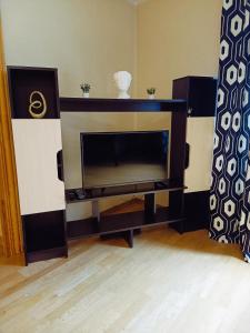 Elegant Old Town Toffee Bliss Apartment, SELF Check-In, Steps from Bus Station