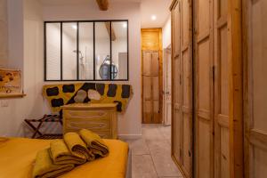 Lélégance de la pierre au pied de la Maison Carrée - Une Nuit à Nîmes