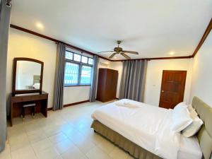 Peaceful 2BR Garden Retreat Bangtao Beach A2
