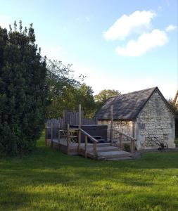 B&B / Chambres d'hotes La BerryCurienne proche du Zoo de Beauval Saint-Aignan avec SDB, WC ET SPA PRIVATIF pour chaque chambre : Suite - Vue sur Jardin