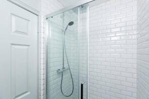 Queenie - Quiet, charming one bedroom with easy street parking