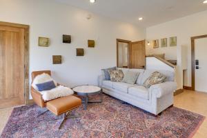 Hot Tub and Views Modern Home 15 Mi to Zion NP