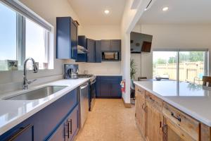 Hot Tub and Views Modern Home 15 Mi to Zion NP