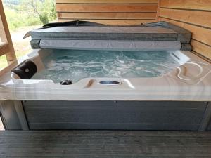 Chalets Mobil-home isole avec jacuzzi - la Cubaniere : photos des chambres