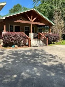 The Manor- 4 BR Home with Pool Table, Swimming Pond and Sand Volleyball - Honea