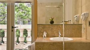 725 Continental Hotel