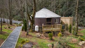 Tranquil Haven Luxy Yurt - Creekside Glamping with Private Hot Tub