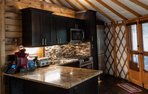 Tranquil Haven Luxy Yurt - Creekside Glamping with Private Hot Tub
