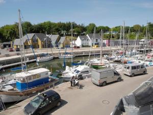 Maisons de vacances Maison 3 niveaux avec terrasse, 2 chambres, animaux acceptes – centre Le Palais - FR-1-418-136 : photos des chambres
