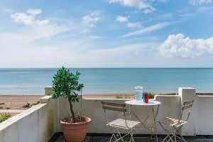 Pebbles by Bloom Stays - Sandgate