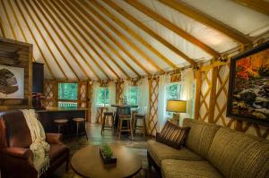 Spring Ridge Luxury Yurt - Creekside Glamping with Private Hot Tub