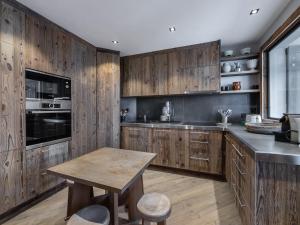 Appartement rénové 5 chambres avec balcon, cheminée et Wifi à 400m du centre de Megève - FR-1-453-170