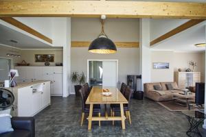 modernes Haus mit Kamin und eigener Sauna sowie Garten - Ferienhaus Windrose