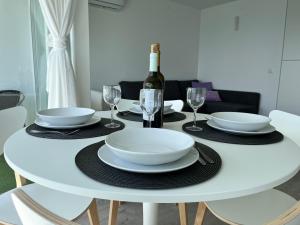 Axenic Retreat - Panoramic Ocean View, Sleeps 4, Ensuite Bathroom, New Redesign