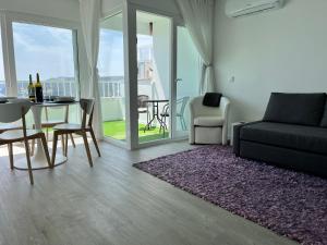 Axenic Retreat - Panoramic Ocean View, Sleeps 4, Ensuite Bathroom, New Redesign