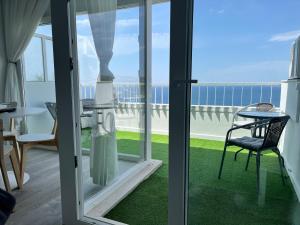 Axenic Retreat - Panoramic Ocean View, Sleeps 4, Ensuite Bathroom, New Redesign