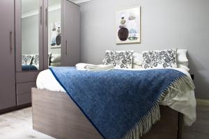 "Furnished Rentals Direct" Modern Apartment Haven near Wellingborough High Street, Sleeps 4, FREE dedicated PARKING within 16 minutes walk, Explore Wellingborough and beyond, suitable for families, contractors and business travellers