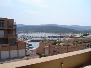 Spacieux T3 avec piscine et parking à La Favière - FR-1-610-8