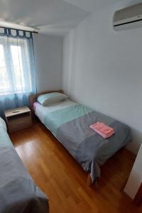 Apartments with parking space Cres - 21116