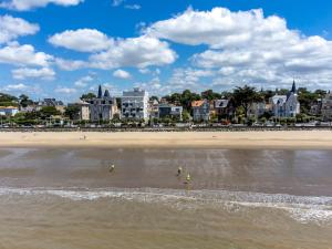 Studio Centre-Ville Royan : Plages et Commerces à Pied, Balcon, Parking Gratuit - FR-1-550-7