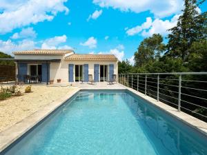 Maisons de vacances Cosy holiday home in Saint-Andre-de-Roquepertuis with pool : photos des chambres