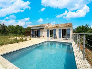 Maisons de vacances Cosy holiday home in Saint-Andre-de-Roquepertuis with pool : photos des chambres